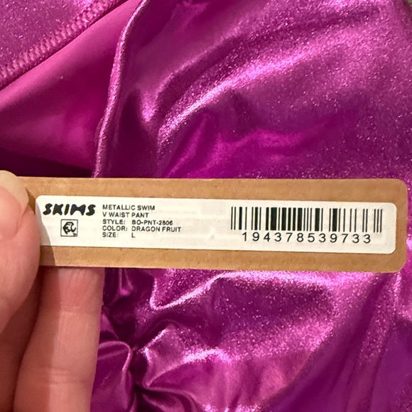 SKIMS NWT Metallic Swim V Waist Cropped Pants in Dragonfruit - Picture 3 of 13